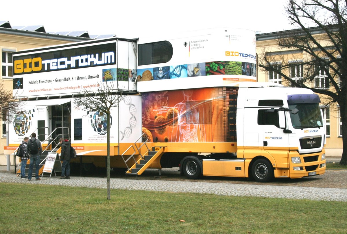 Der doppelstöckige Forschungstruck BIOTechnikum