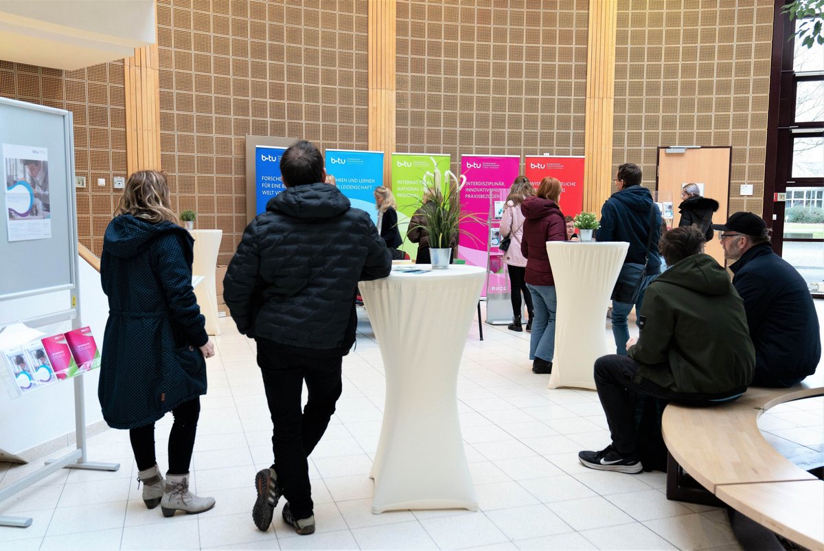 Studieninteressierte im Konrad-Zuse-Medienzentrum. Foto: BTU, Sascha Thor