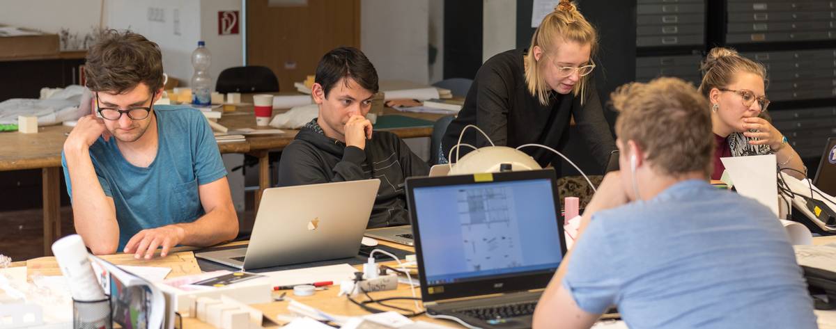 Arbeiten in den Ateliers Arbeiten in den Ateliers