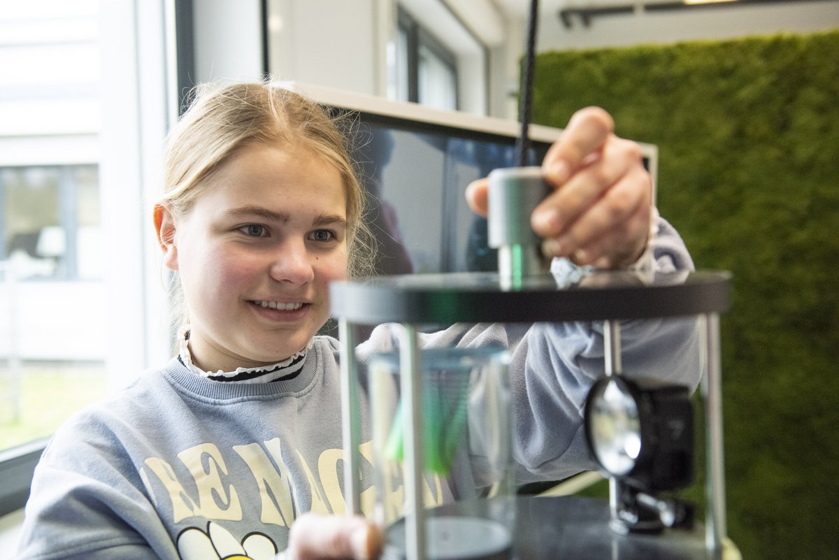 Student experiments on the topic of weightlessness. Photo: BTU, Ralf Schusterit