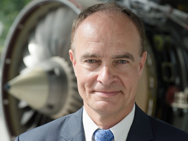 Prof. Dr.-Ing. Klaus Höschler vor einem Flugtriebwerk 