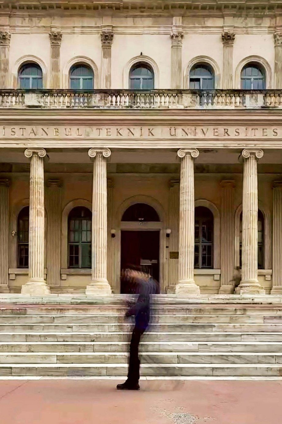 Foto einer Fassede mit Stufen und Säulenvorbau