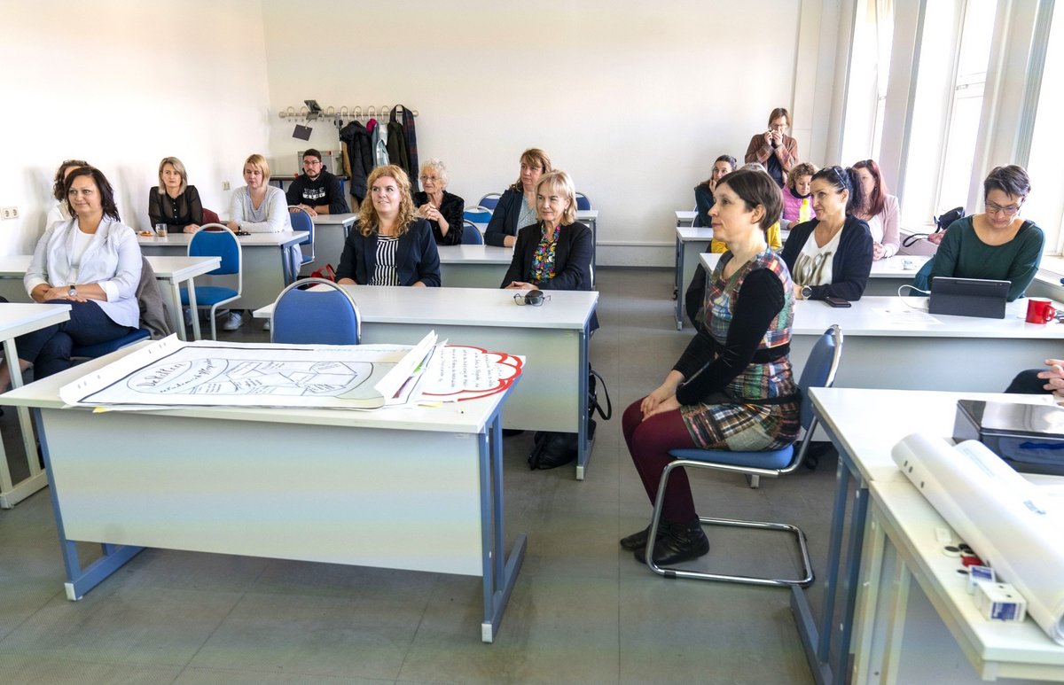 FACHFORUM – „Der Einsatz von akademisierten Pflegefachpersonen in der beruflichen Praxis“, Diskussion in einem Seminarraum.