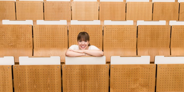 Cover image for (e)Methoden_Betreuen: Students alone in a lecture theatre