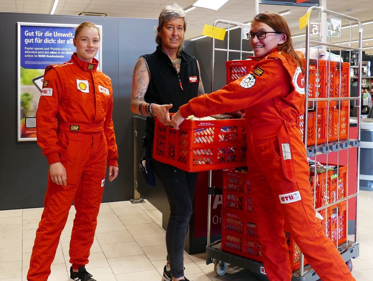 Handover of sponsored food at Rewe Radke in Senftenberg to Team Lausitz Dynamics. Photo: BTU, Team Lausitz Dynamics, Shadi Sykora 