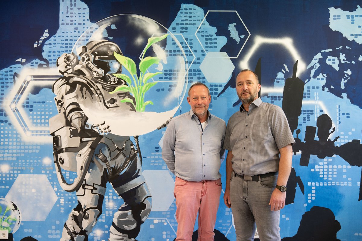 Prof. Dr.-Ing. Christoph Egbers (left), Head of the MINT-EC Aerospace Technology Cluster, and Cluster Director Matthias König.