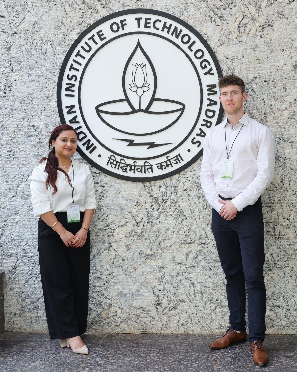 Unsere wissenschaftlichen Mitarbeiter Azmin Hannan und David Hartung vor dem Logo des Indian Institute of Technology, Madras