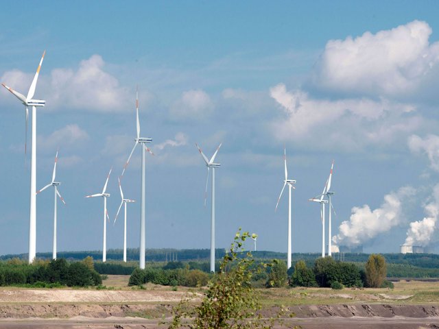 Windräder vor dem Kraftwerk Jänschwalde. Foto: BTU, Ralf Schuster