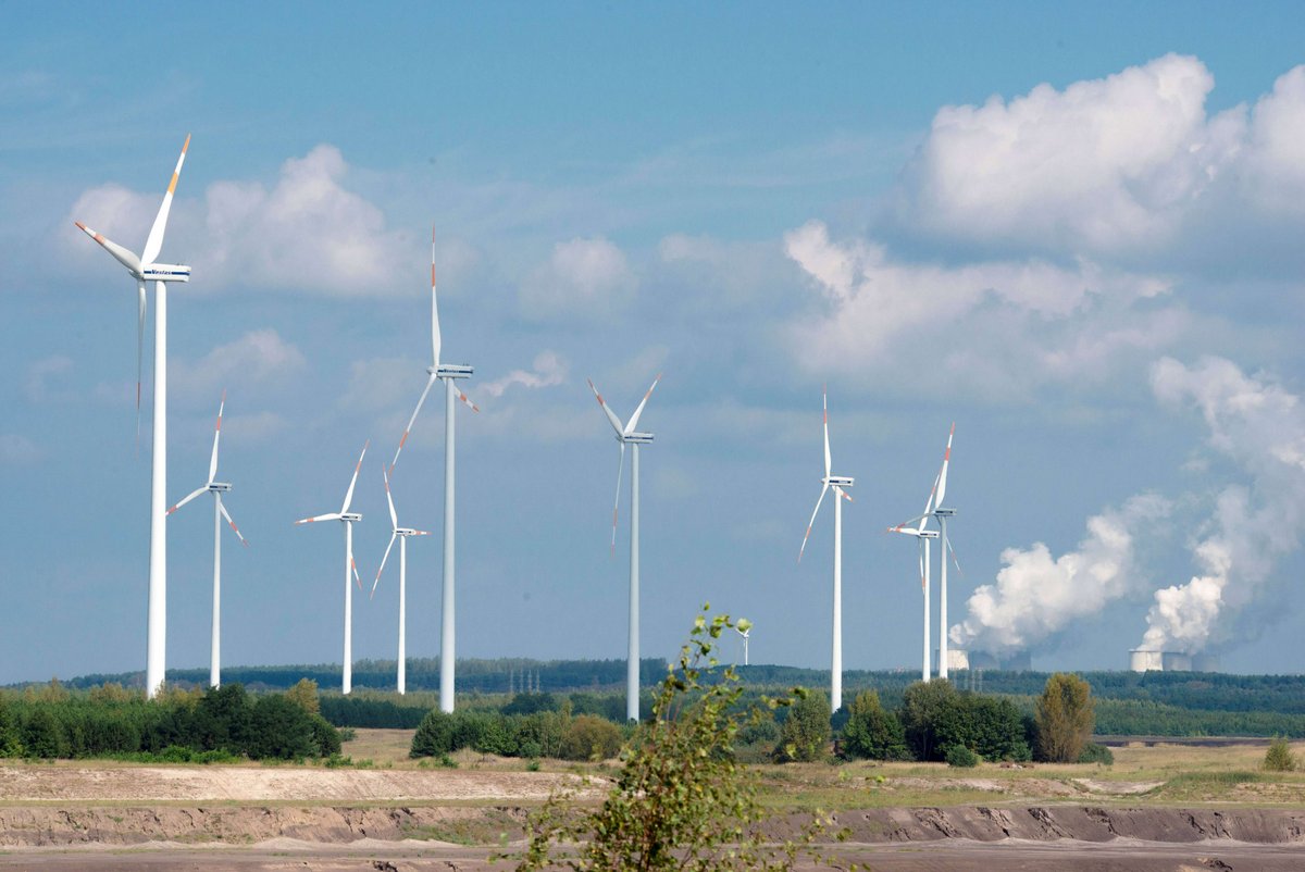 Windräder vor dem Kraftwerk Jänschwalde. Foto: BTU, Ralf Schuster