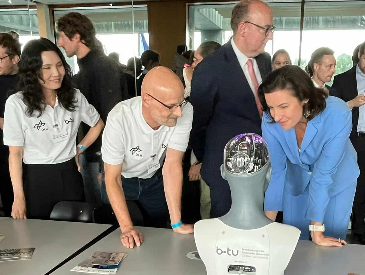 Am Stand des DLR_School_Labs_ an der BTU mit dem humanoiden Roboter Ami (von rechts): die Bundesministerin für Forschung, Technologie und Raumfahrt Dorothee Bär, der Parlamentarische Staatssekretär Matthias Hauer, der Vizepräsident der BTU für Studium und Lehre Prof. Dr. Peer Schmidt, die Leiterin des Fachgebiets Wirtschaftsinformatik und Business Analytics der BTU Prof. Dr. Lin Xie. 