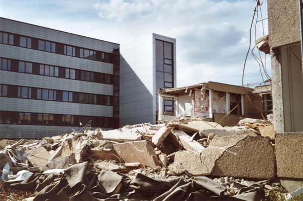 Abriss der alten Bibliothek und im Hintergrund das Hauptgebäude