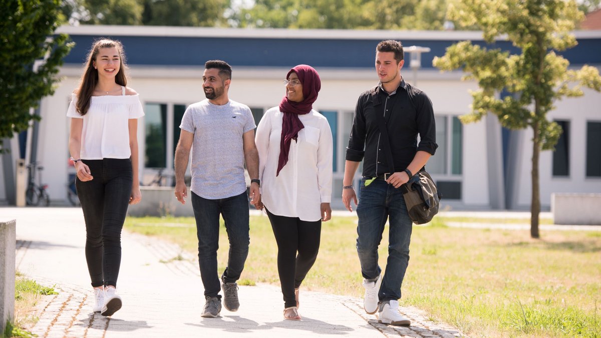 Studierende vor dem Gebäude der Therapiewissenschaften am Campus Senftenberg