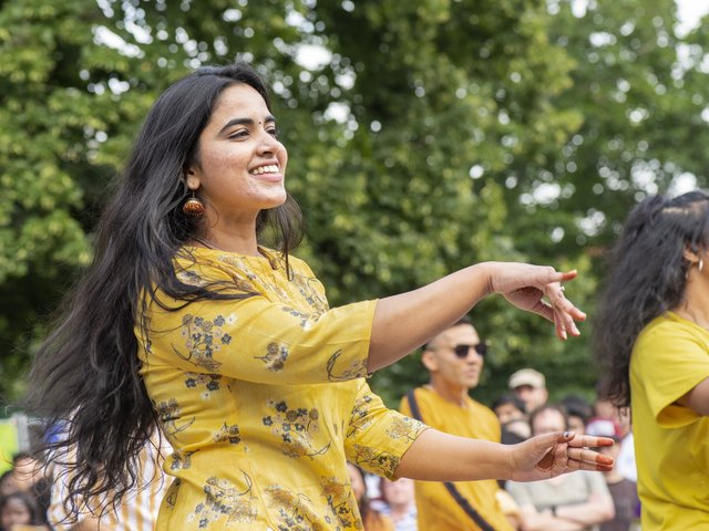 eine indische Studentin zeigt einen Tanz auf dem Cottbuser Stadtfest