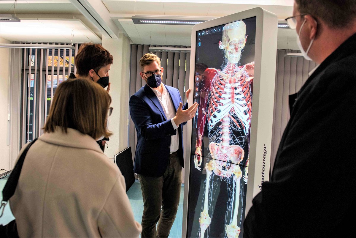 Der Studiengangsleiter der Therapiewissenschaften Prof. Christian Kopkow präsentiert einen virtuellen Seziertisch mit einem menschlichen Skelett. (Foto: BTU, Ralf Schuster)