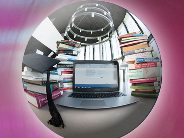 [Translate to Englisch:] Recherche nach Literatur im Bibliotheksbestand und nach Online-Artikeln via LAUBERT