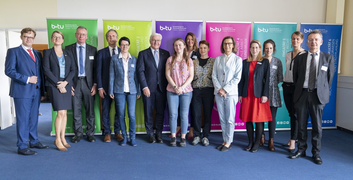 Gruppenbild mit Bundespräsident Steinmeier und BTU Präsidentin Gesine Grande