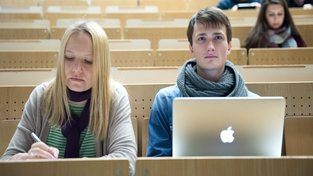 Zwei Studierende einer anderen deutschen Hochschule sitzen im Hörsaal und besuchen eine Vorlesung der BTU.