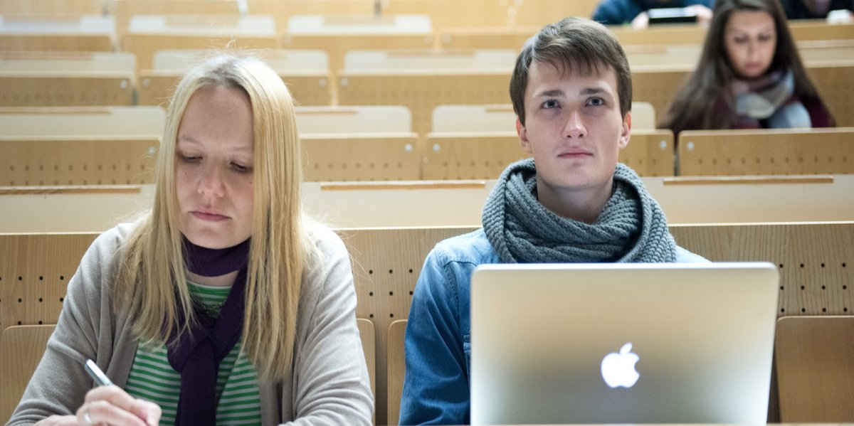 Zwei Studierende einer anderen deutschen Hochschule sitzen im Hörsaal und besuchen eine Vorlesung der BTU.