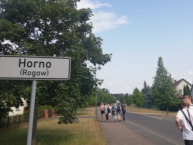 Das Foto zeigt das Ortseingangsschild von Horno