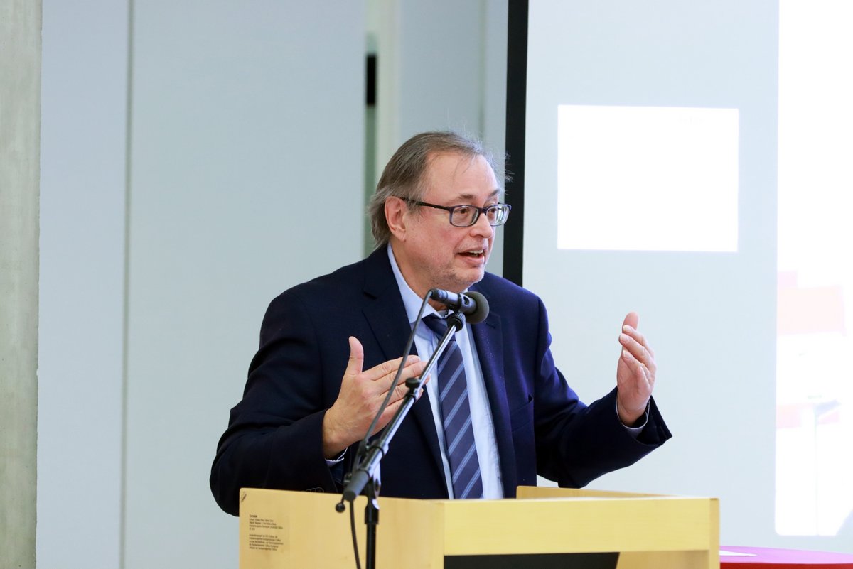Prof. Dr. Dr. h.c. Lothar Knopp am Rednerpult.
