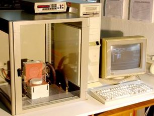 Plattenapparatur nach "heat-flow-meter" - Verfahren Plattenapparatur nach "heat-flow-meter" - Verfahren
