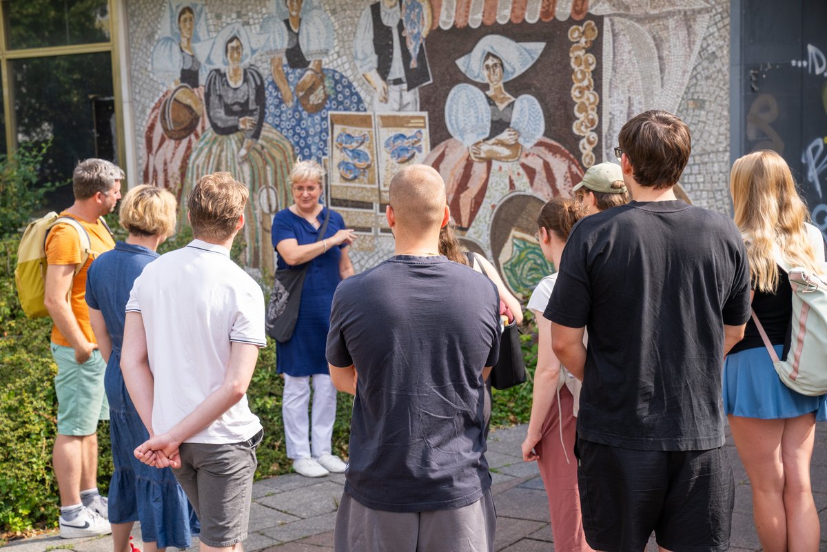 Bei einer Stadtführungen wurden den Teilnehmer*innen des Seminars verschiedene sorbische Kunstwerke im Cottbuser Stadtbild gezeigt.