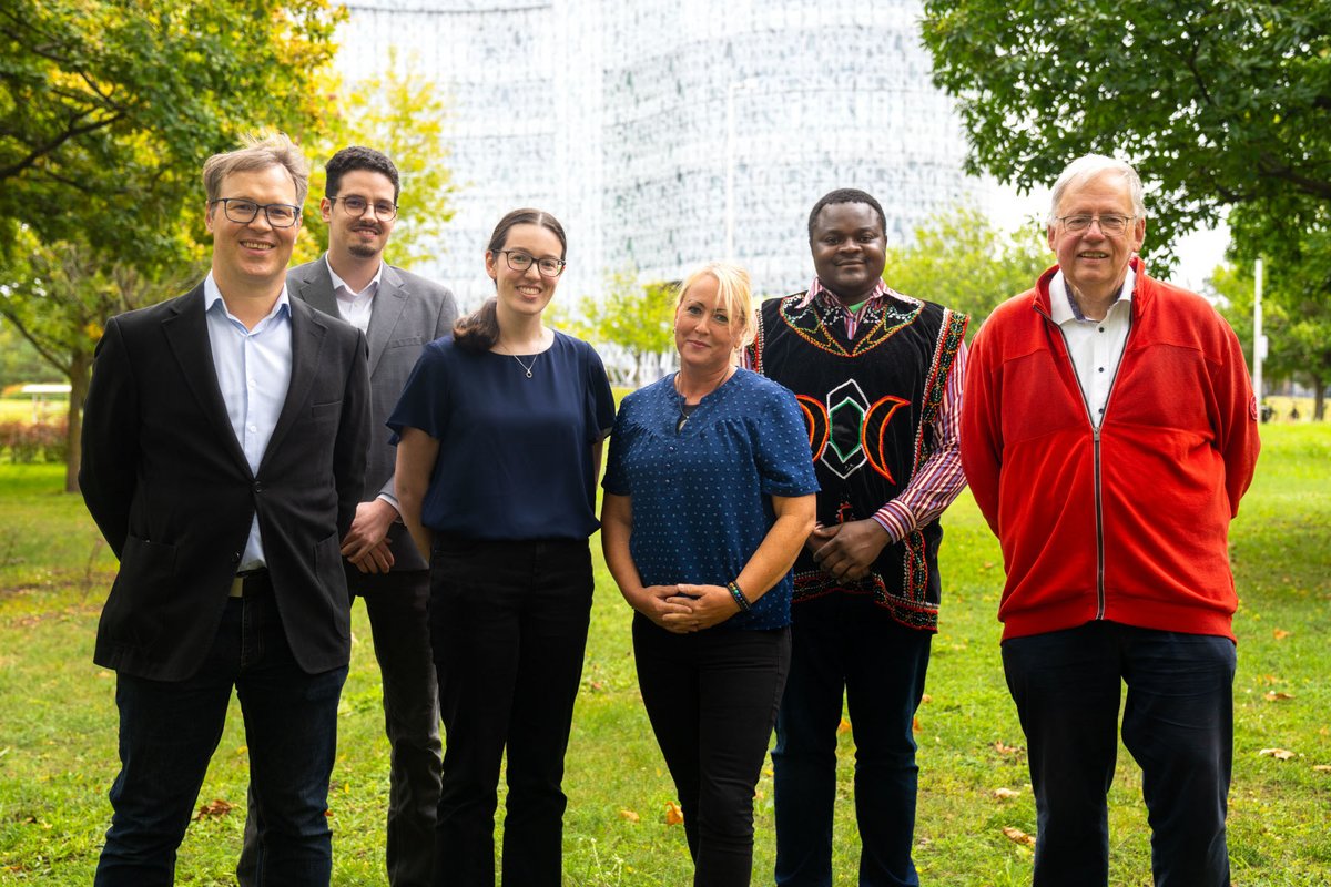 Gruppenfoto des Fachgebiets Analysis: Von rechts nach links: Prof. Dr. Daniel Hauer, Tobias Starke, Jessica Slegers, Anett Hübner, Dr. Guy Foghem, Prof. Dr. Friedrich Sauvigny