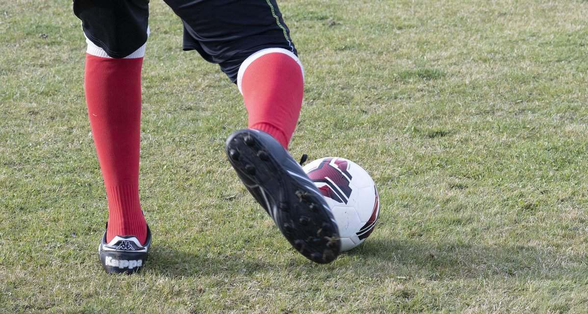 Ball und Füße während des Spiels (Ausschnitt)