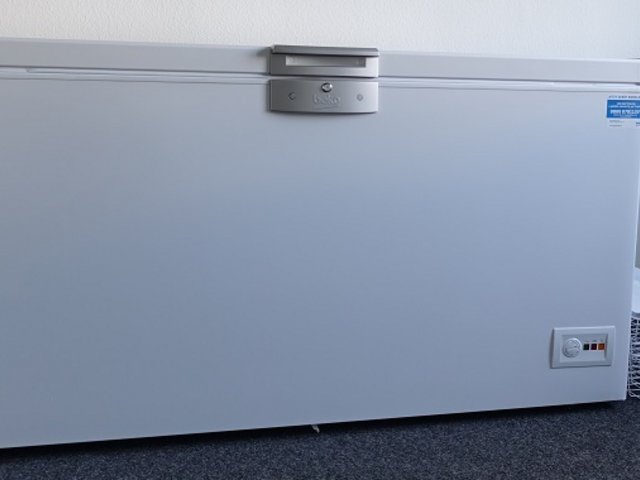 Bild der weißen Gefriertruhe Beko HSA 47520