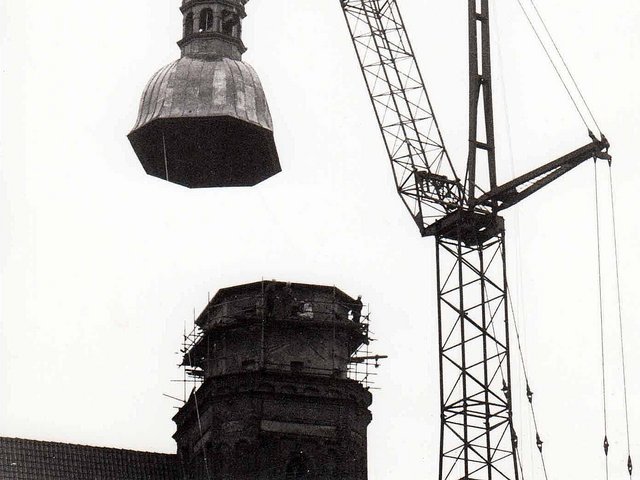 Aufstetzen der Turmhaube vor 30 Jahren mit einem Kran