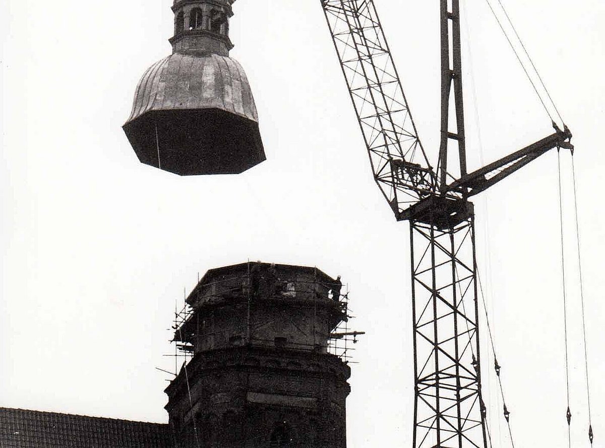 Aufstetzen der Turmhaube vor 30 Jahren mit einem Kran