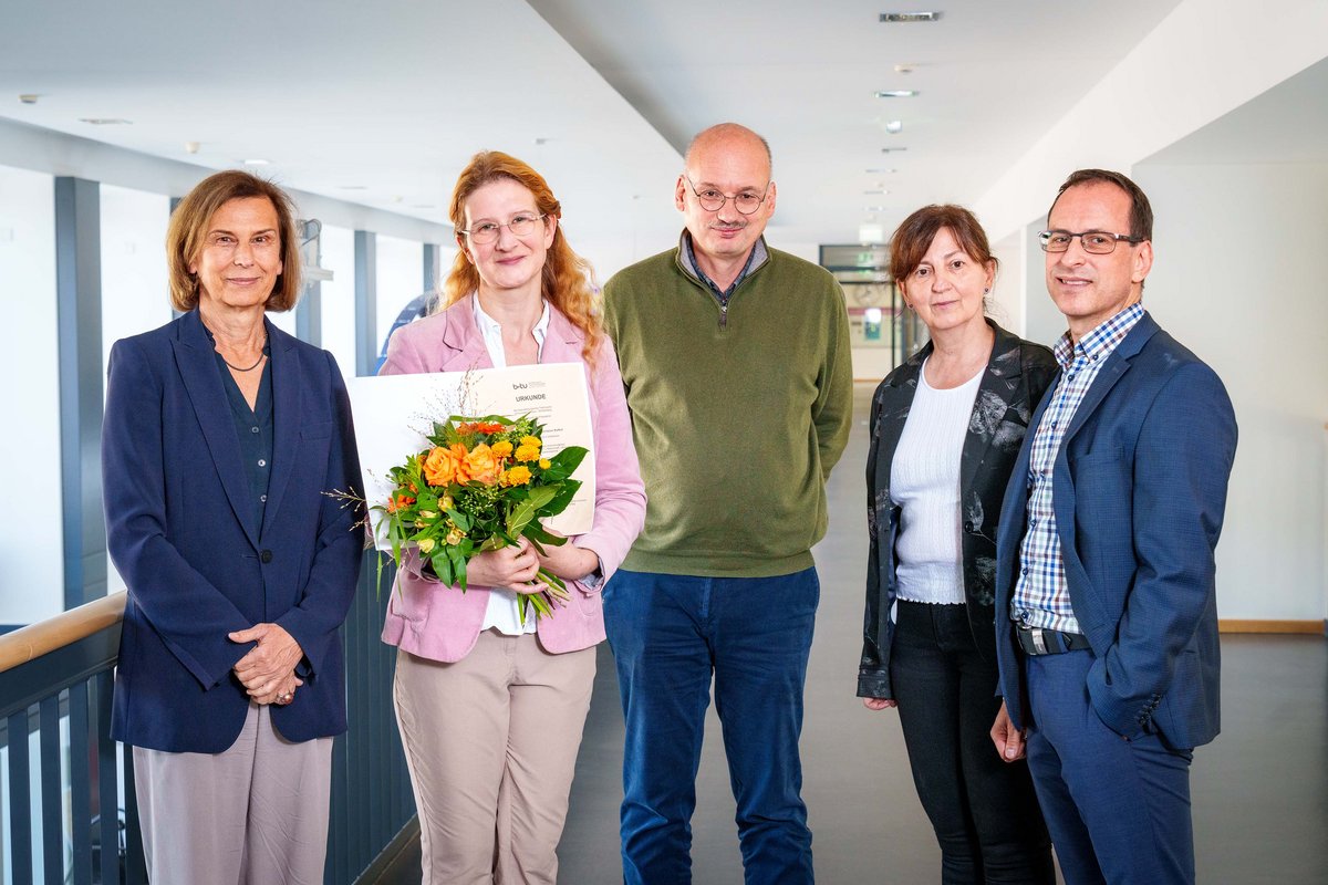 Gruppenfoto mit neu berufener Professorin und Hochscholpräsidentin und Vizepräsident und Kollegen