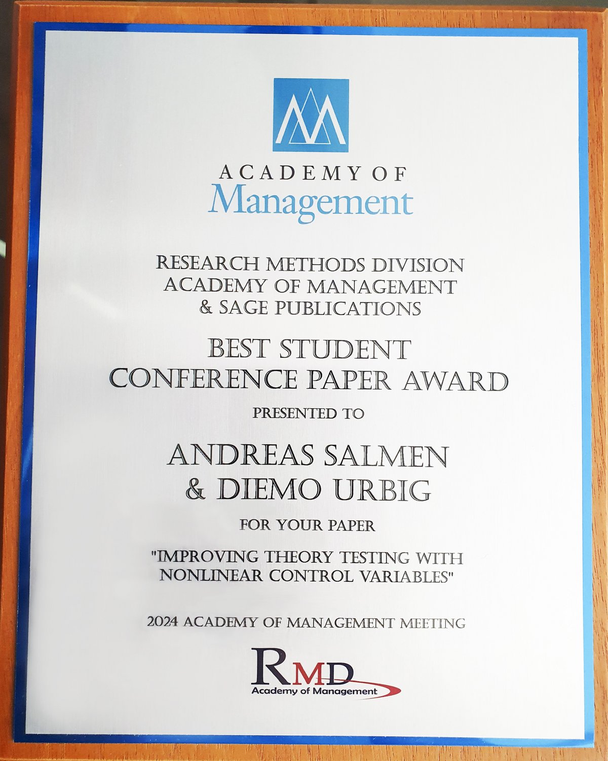 Urkunde zum "2024 AOM Best Student Paper Award".