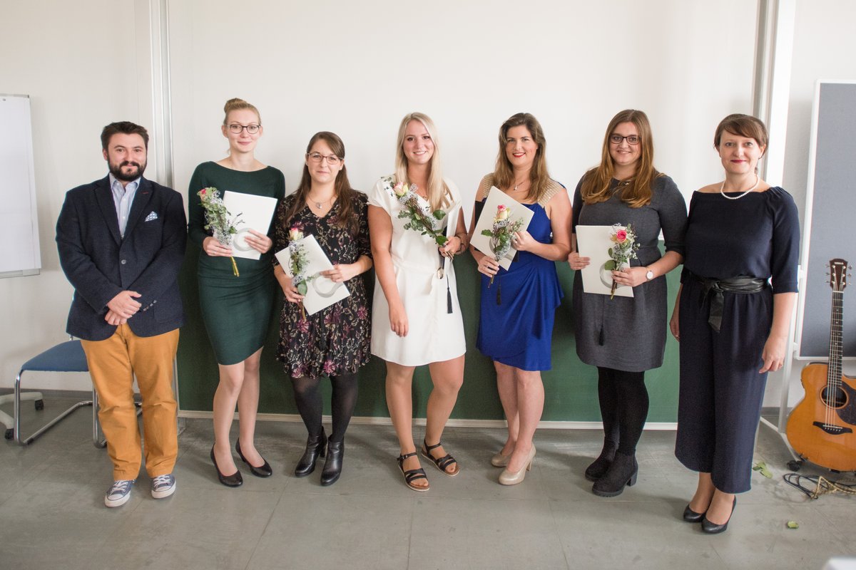 Gruppenfoto von Alumni des Bachelor-Studiengangs Pflegewissenschaft mit Prof. Dr. Juliane Eichhorn (re.) und Studiengangsleiter Florian Schimböck (li.).   