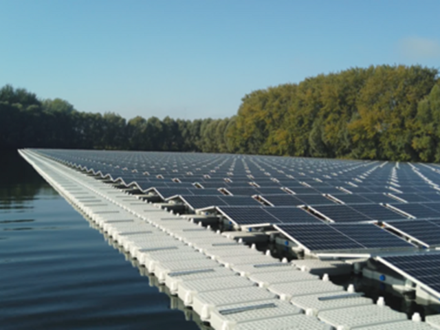 Schwimmende Photovoltaik-Anlage 