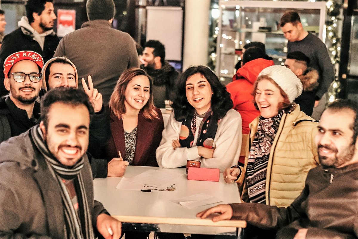 Studierende lösen sitzend Aufgaben aus dem BTU-Quiz. Foto: Naemie Guder