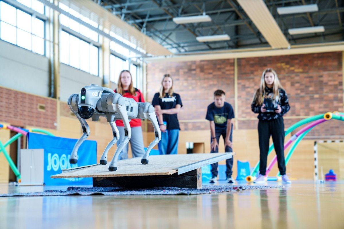 Schüler*innen steuern eien Roboterhund.