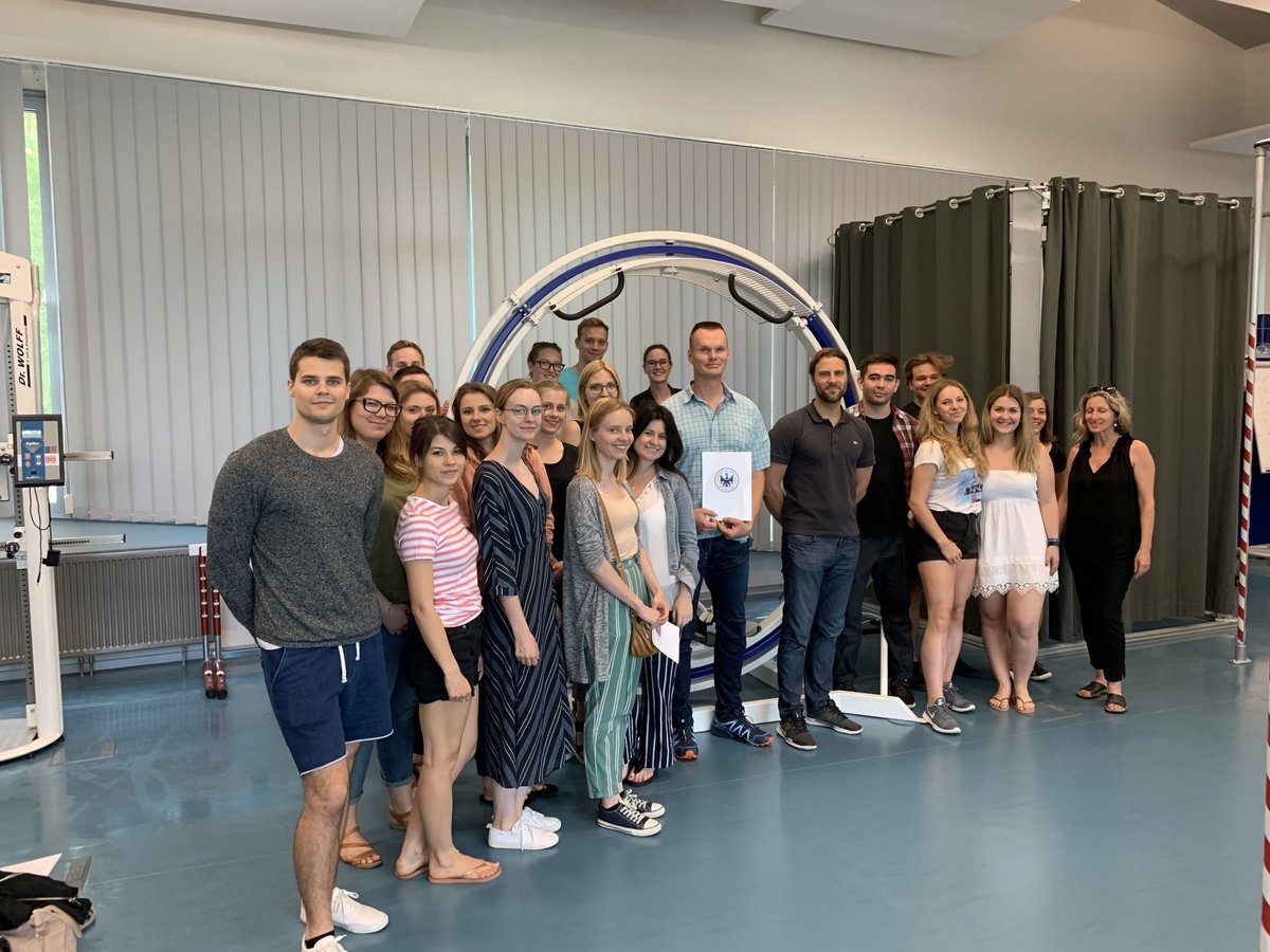 Gruppenfoto polnischer Studierender von der Medizinischen Universität Lublin im Laborgebäude der Therapiewissenschaften an der BTU in Senftenberg. Foto: Titus Martin