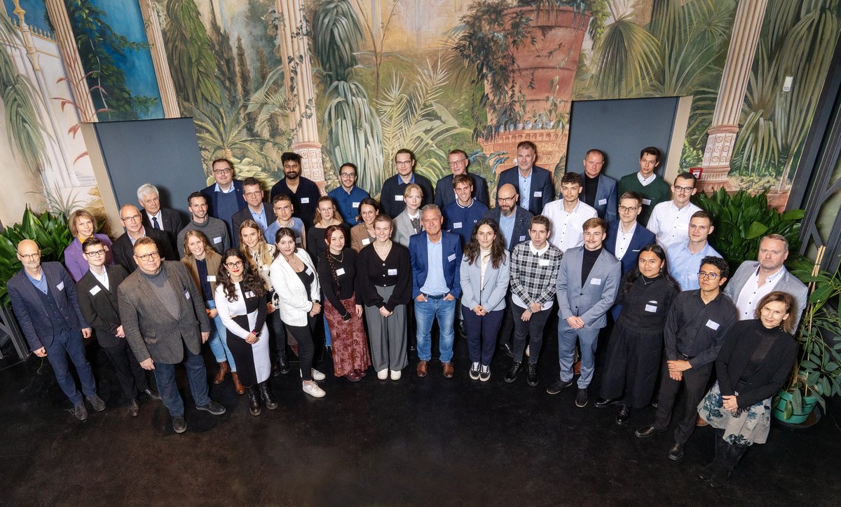 Gruppenfoto im Besucherzentrum mit Präsidentin und Vizepräsident für Studium und Lehre