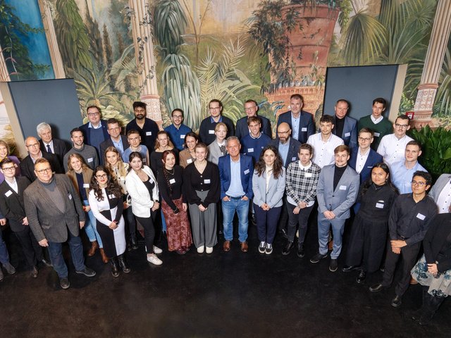 Gruppenfoto im Besucherzentrum mit Präsidentin und Vizepräsident für Studium und Lehre