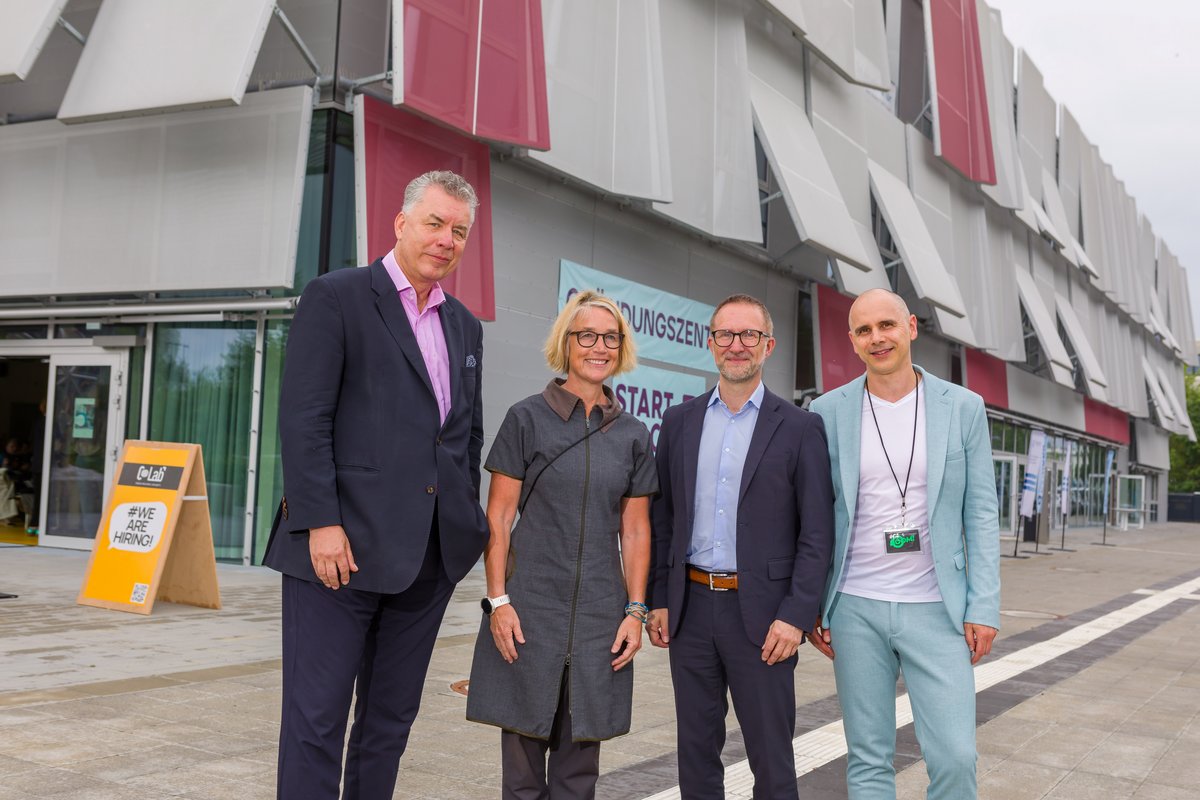 Gruppenbild vor dem Gründerzentrum