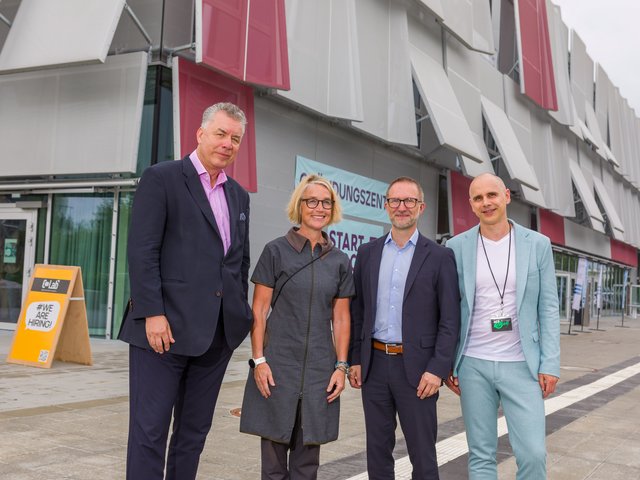 Gruppenbild vor dem Gründerzentrum