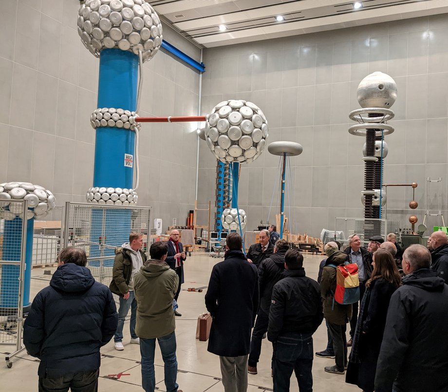 E.DIS-Besuchergruppe besichtigt die Hochspannungshalle