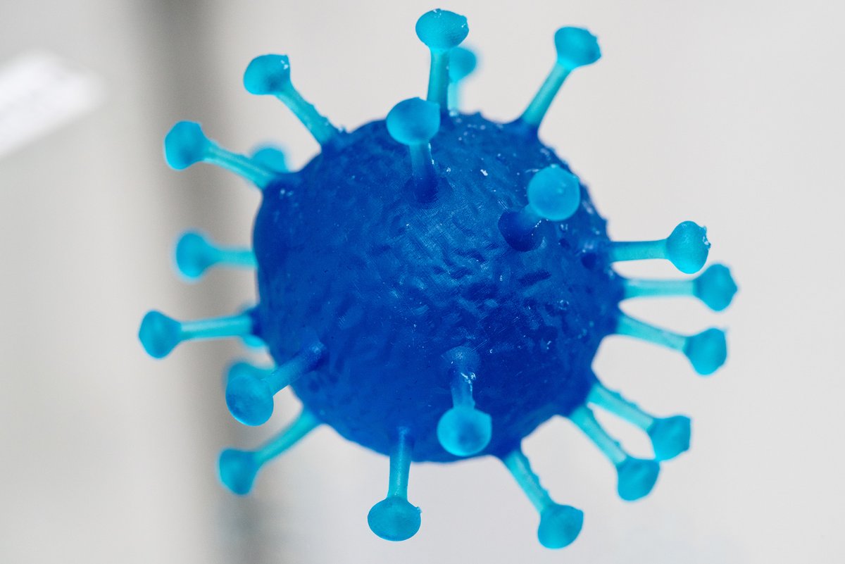 3D-Druck - Modell eines Coronavirus.