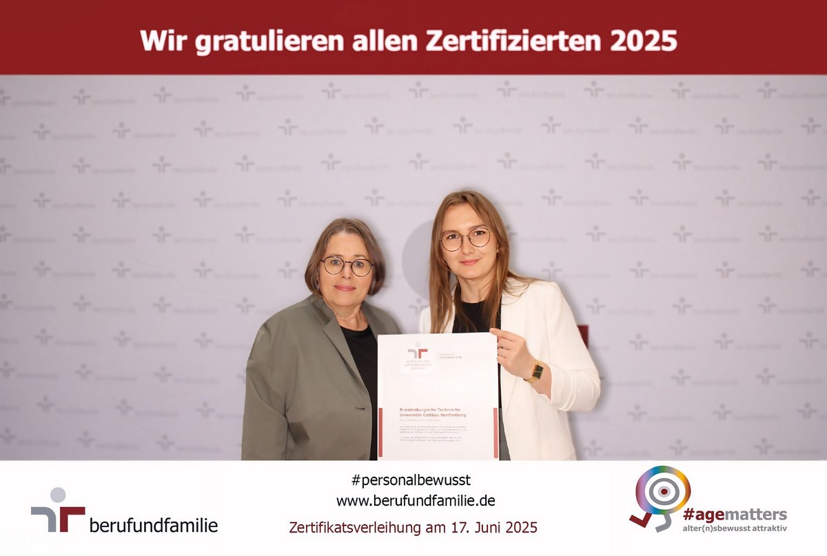 Auditorin Regine Steinhauer und Tanja Fiedermann bei der Zertifikatsverleihung