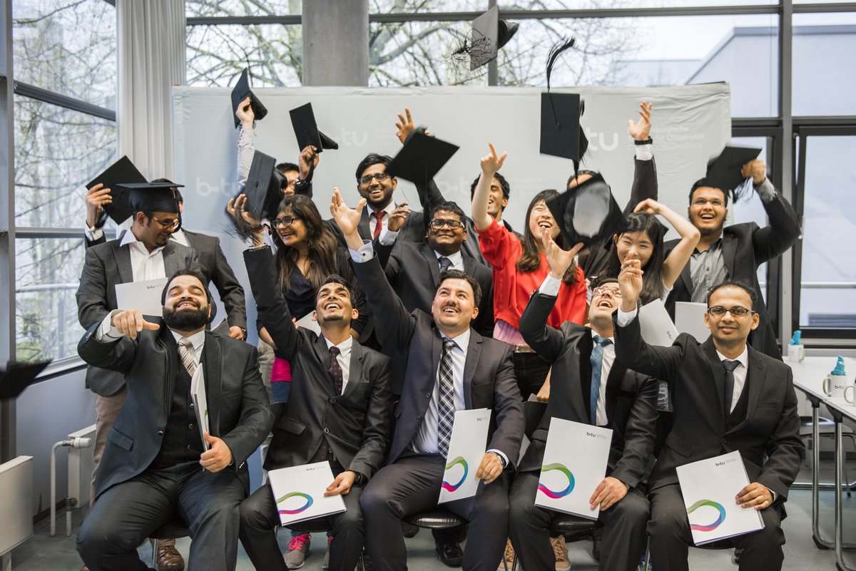 Die Absolventinnen und Absolventen des Studiengangs Power Engineering werfen ihre Doktorandenhüte in die Luft.