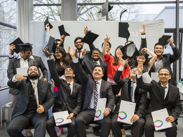 Die Absolventinnen und Absolventen des Studiengangs Power Engineering werfen ihre Doktorandenhüte in die Luft.