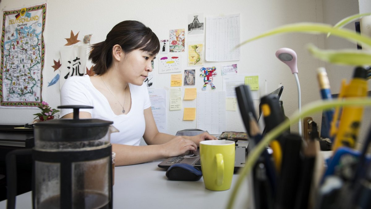 Coverbild zu "Informationen für Studierende": Studierende am Laptop im Wohnheim