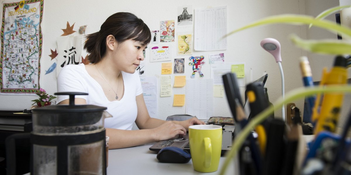 Coverbild zu "Informationen für Studierende": Studierende am Laptop im Wohnheim