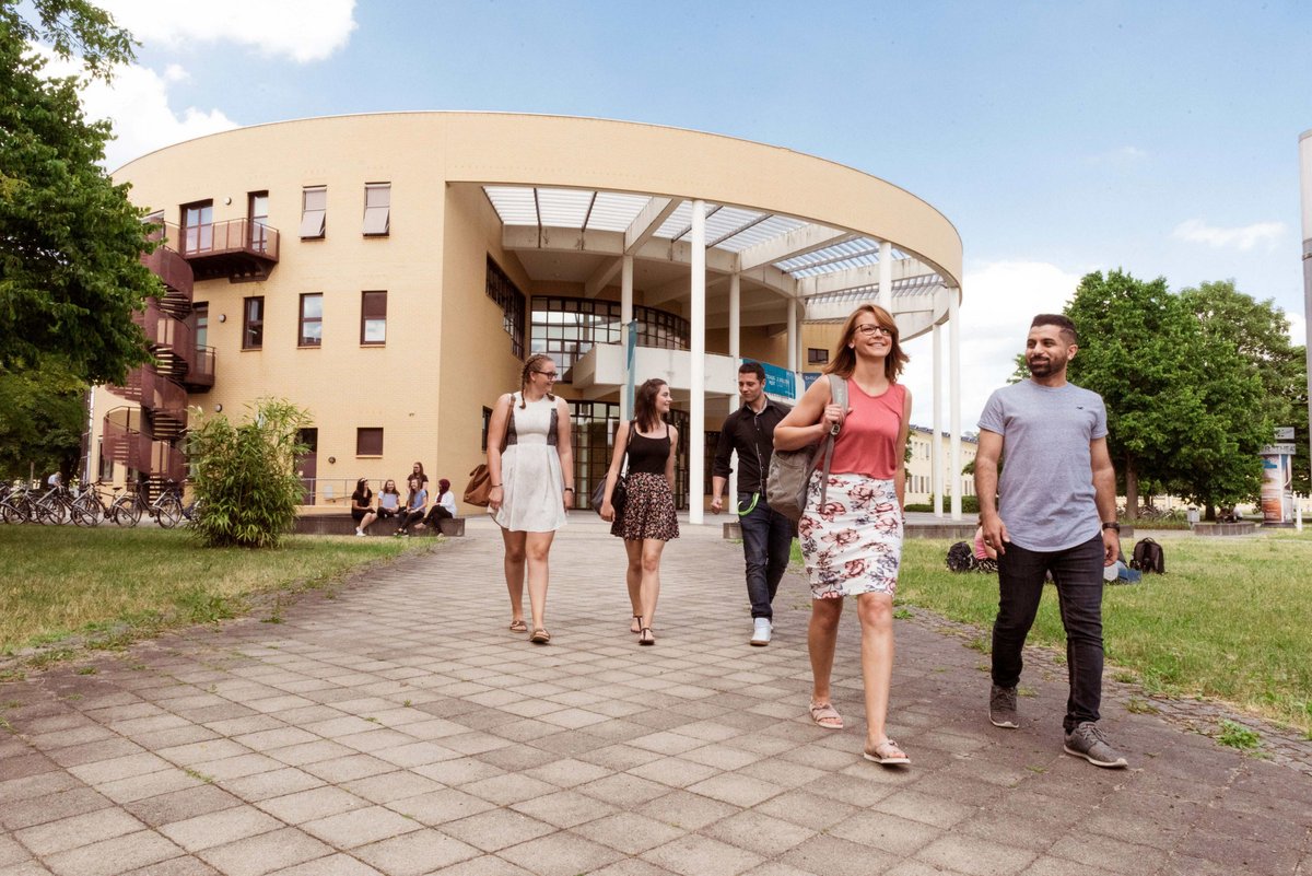 Studierende vor dem Konrad-Zuse-Medienzentrum.